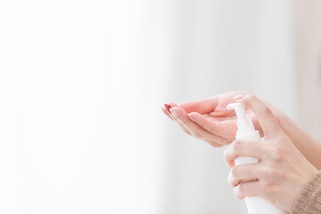 髪のセルフケアをオイルでする女性